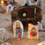 Weihnachtsgrippe mit bemalten Steinen in der Kirche von Teguise /Lanzarote