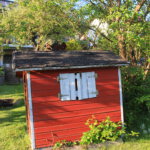 Altes kleines Häuschen im Garten
