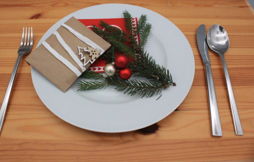 Dekorationsbeispiel Päckchen auf dem Teller